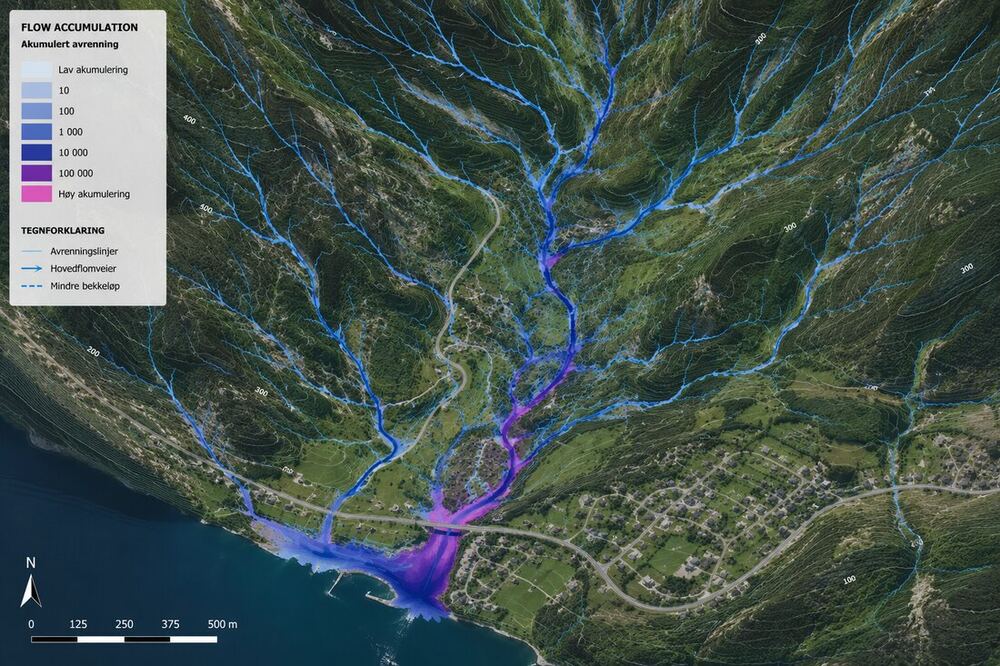 Terrengmodell som viser akkumulert overflateavrenning fra fjellsiden ned mot bebyggelse og fjord.